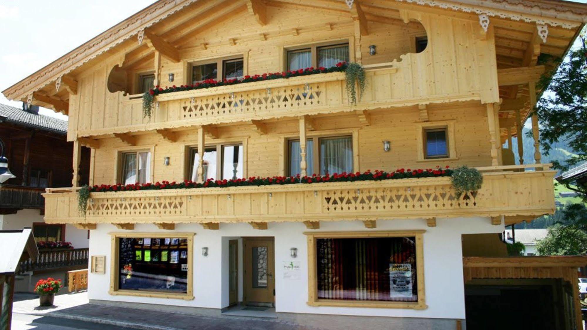 Das Gaestehaus Schneider Am Dorfplatz Alpbach Exterior photo